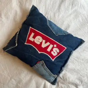 Cool LEVI’S  kudde i jeanstyg. En reva på baksidan som går att syigen om man vill 