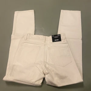 Jeans - HELT NYA weekday jeans (vanilj färg)! Låg/mellan midjade jeans. Så snygga inför sommaren. Jag köpte dessa ett år sen men de var lite för små för mig och hann aldrig lämna tillbaka dom.