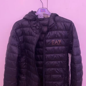 Svart Armani Jacka storlek M - Jag säljer min Armani jacka som jag har använd nu ett par gånger. Storlek: M 8/10 skick. Den har inga skador.  Den är perfekt för blåsiga vår dagar till exempel. Pris kan diskuteras!