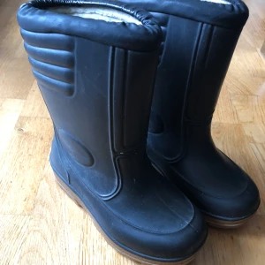 Fodrad barnstövel - Varma allvädersstövlar, passande för lek i snöslask och regn innan värmen kommer. Lite smutsiga, vilket nog går att tvätta bort. 