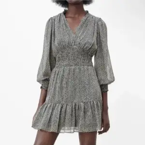 Säljer nu denna jättefina klänningen ifrån Zara då den tyvärr inte kommer till min användning. Klänningen är liten i modellen så jag skulle säga att den är i storlek s/m beroende på byststorlek! Vid mer information, vänligen kontakta via DM!