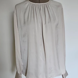 Blus satin - Mycket gott skick och passar M/L