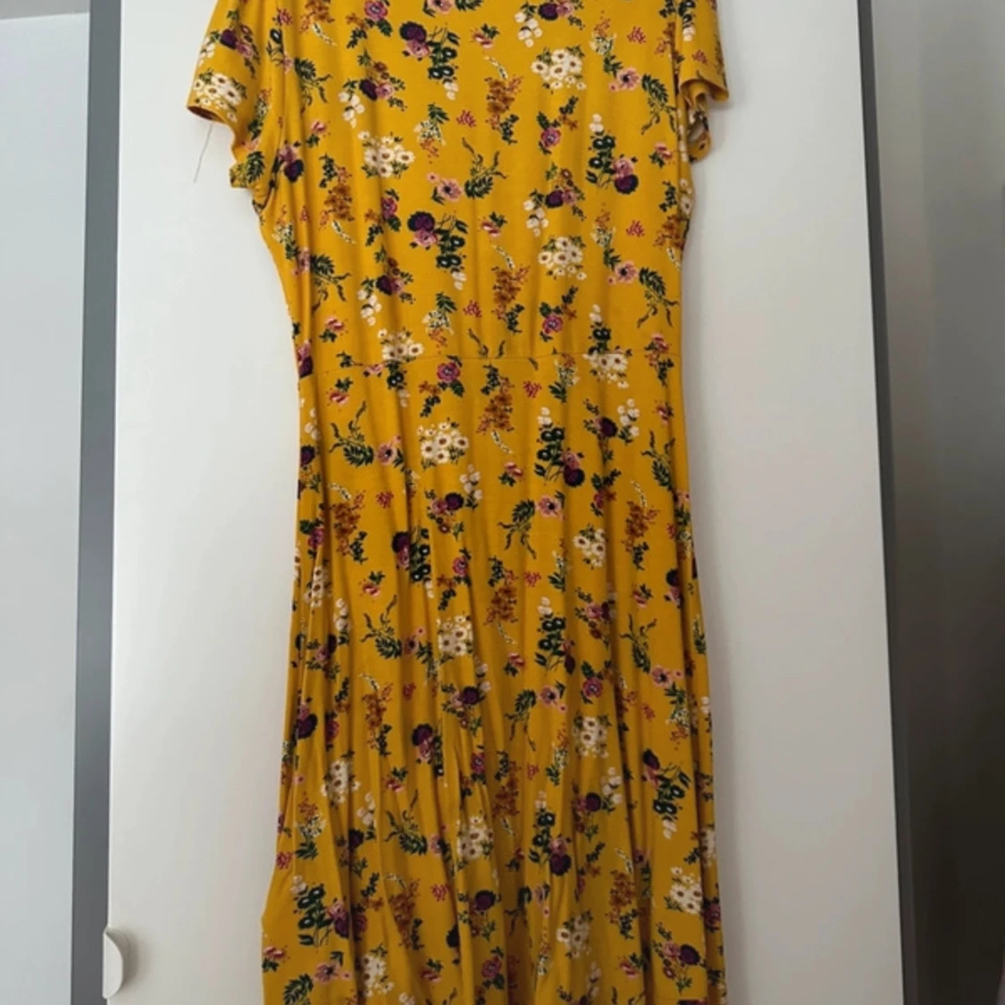 Gulblommig klänning - 92