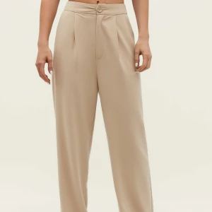 Kostymbyxor - Säljer ett par beiga kostymbyxor då dom är alldeles förstora för mig