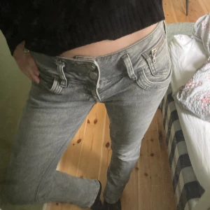 Gråa lågmidjade LTB jeans - Säljer mina gråa lågmidjade LTB jeans💗