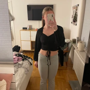 Svart långärmad tröja med rosett - Svart långärmad tröja med rosett i storlek S