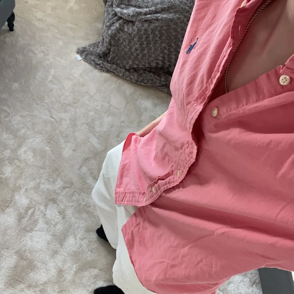 En riktig fet Ralph lauren skjorta som passar perfekt nu till sommaren. Färgen är lite lik rosa isch. Storlek M och passar dig bra ifall du är runt 180. Tveka inte på att hör av dig vid frågor eller funderingar!💯🔥(pris ej hugget i sten). Skjortor.