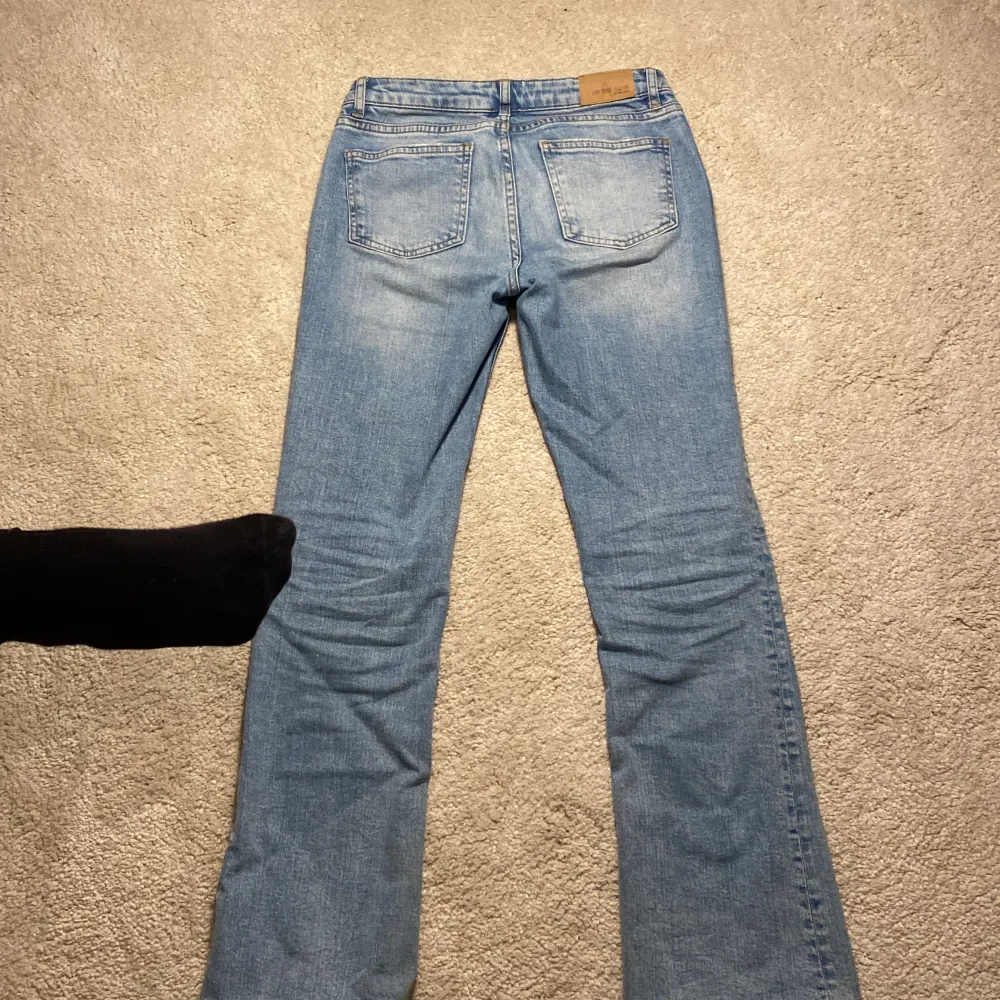 Säljer mina gamla Gina Tricot jeans då de inte kommer till användning längre. Är i storleken 158 men passar någon som är ca 160 lång. Kom privat för fler frågor/ bilder ❤️. Jeans & Byxor.