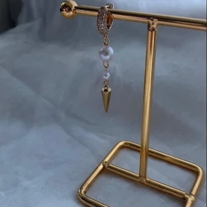 Örhängen  - Så snyggt örhänge.  Köp för 129kr/st eller 229kr/paret.  Modell 087