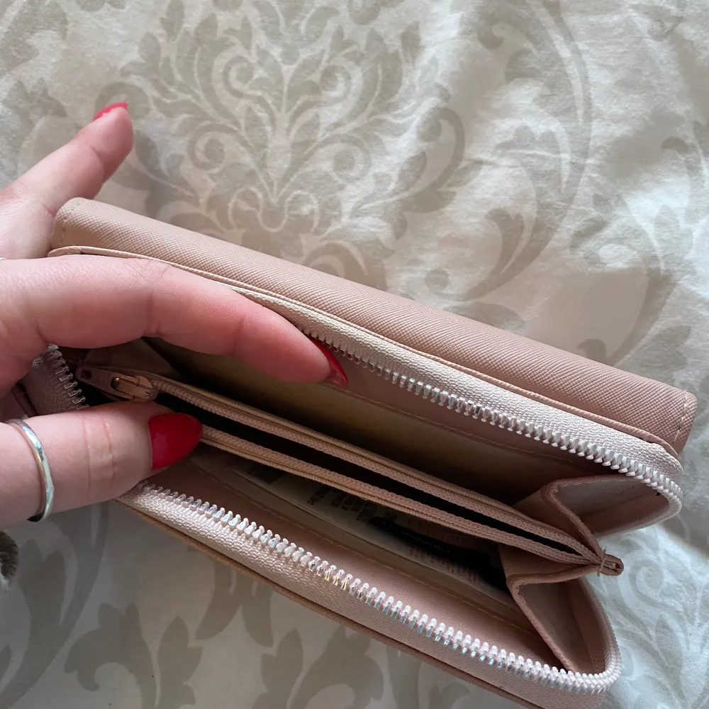 Jätte snygg rosa plånbok med massa olika fack . Övrigt.