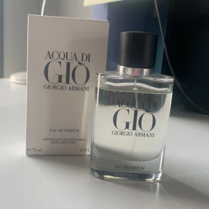Aqua du gio EDP - Tja! Säljer denna Riktigt fräscha parfym som är perfekt till sommaren. Ca 70/75 ml kvar. Hör av er vid minsta fundering👀