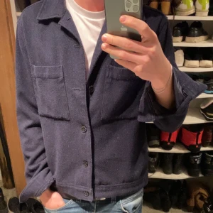 Riley overshirt/ ull jacka  - Tja! Säljer nu denna extremt fina Riley overshirt/ulljacka då den är för liten. Den är i storlek m men kan möjligtvis passa storlek s. Bra skick, det ända är att den har ett litet slitage i ärmen! Men inget jag stört mig på! Tveka inte på att skriva😊