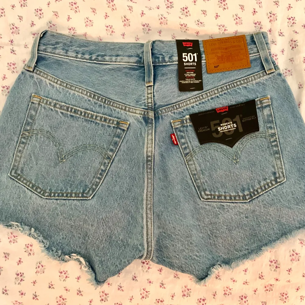 Superfina shorts i storlek w28 som motsvarar S/M, säljer eftersom dom var försmå för mig så har aldrig kunnat användas. 💛. Shorts.