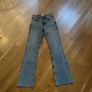 Bootcut/straight jeans från Gina Tricot. Stolek 32. Passar 32-34 och runt 160cm. Använda 2 gånger. Supersköna och supersnygga