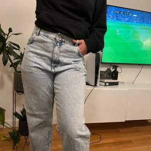 Väldigt snygga jeans byxor från bikbok  Storlek m och är normala i storleken 
