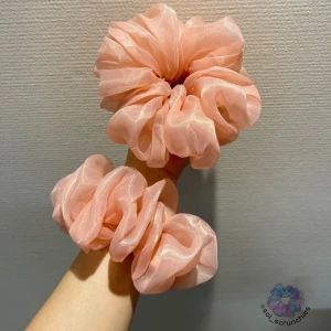 XL- Daisy Scrunchies 1st - Mått diameter: ~16 cm(XL) Material: Polyester 100% Handgjorda  Leveranstid inom 2-4 dagar  Instagram: sol_scrunchies