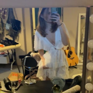 Vit klänning  - Vit klänning perfekt till studenten! Aldrig använd och slutsåld på asos där den e köpt❤️ knyt i rygg så passar både xxs och xs 