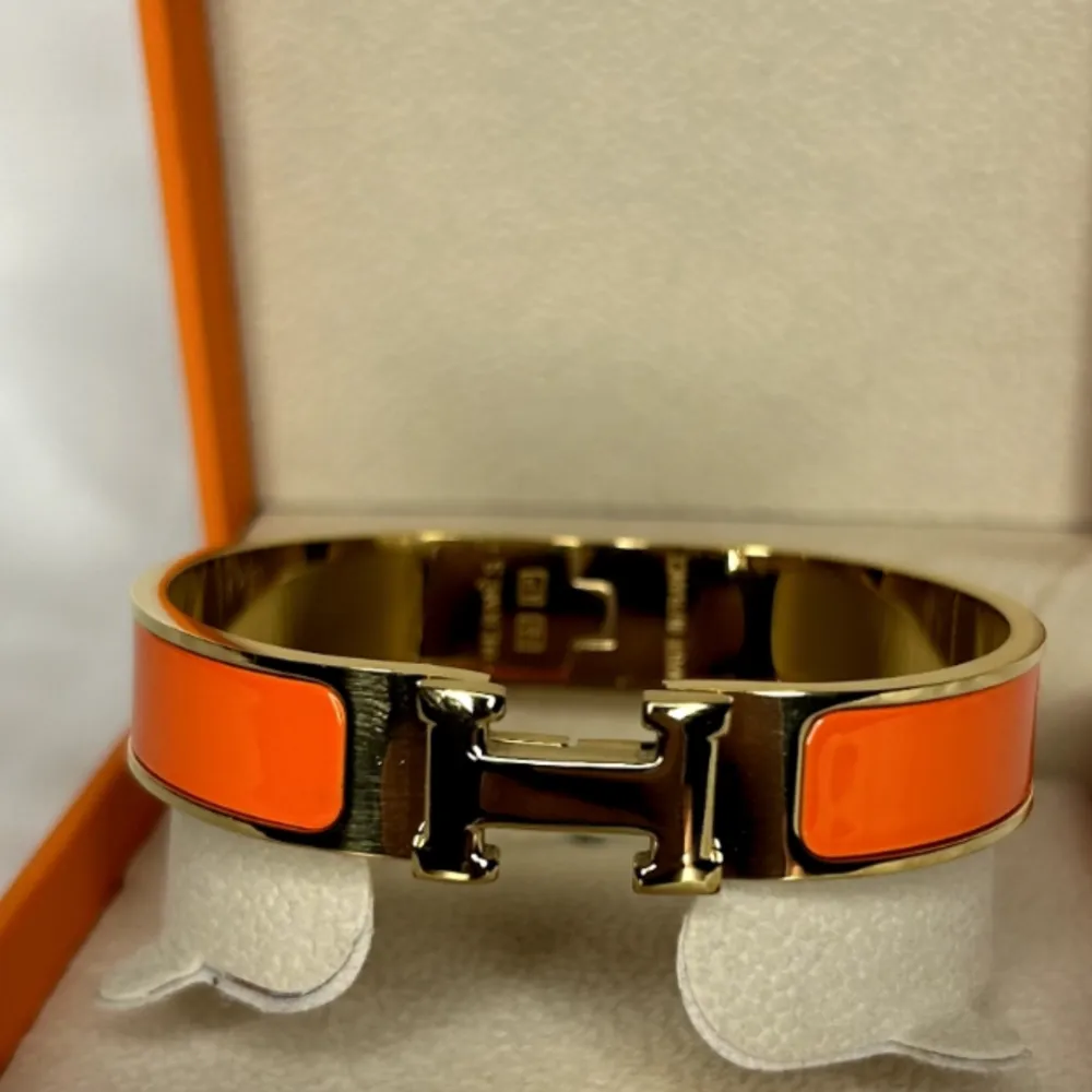 Säljer mitt Hermes armband då de inte kommit till användning pga att jag inte tycker om orange. Fake. 18k guld platerad. Accessoarer.