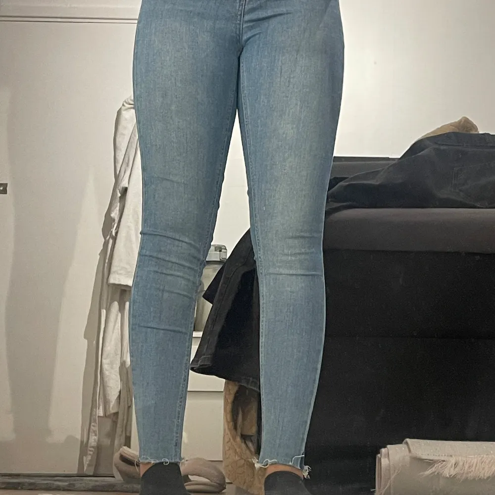 Blåa jeans från Gina Tricot i modellen Molly.  Strl. M. Jeans & Byxor.