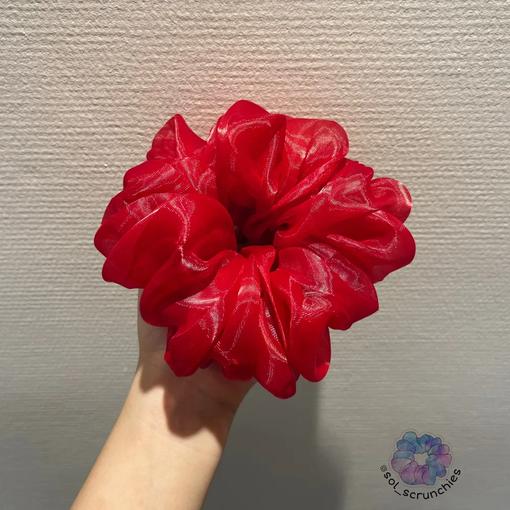 Mått diameter: ~16 cm(XL) Material: Polyester Instagram: sol_scrunchies. Accessoarer.