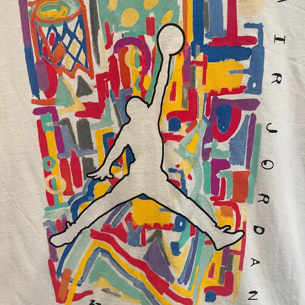 Säljer denna jätte snygga Jordan tröja i storlek 10-12år 🤩Säljer då den inte kommer till användning och använda fåtal gång 💓Kontakta gärna för fler frågor och bilder😍. T-shirts.