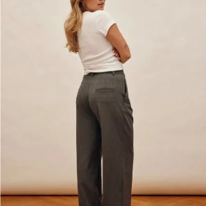 Favourite pants Djerf Avenue  - Säljer dessa helt oanvända favourite pants från Djerf Avenue! Köpa av en annan här på Plick men var tyvärr för korta på mig 🥲 helt nya och oanvända 