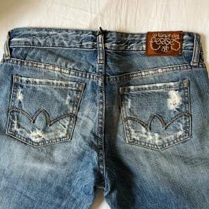 Så snygga lowrise jeans i bootcut modell från le temps des cerises i stl 27🌟🩷 köpta på sellpy, aldrig använda av mig, i mkt bra skick, snygga detaljer och perfekt färg😍 säljer via köp nu.