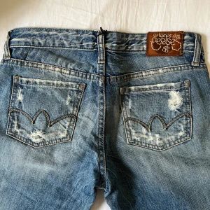 Lowrise bootcut jeans - Så snygga lowrise jeans i bootcut modell från le temps des cerises i stl 27🌟🩷 köpta på sellpy, aldrig använda av mig, i mkt bra skick, snygga detaljer och perfekt färg😍 säljer via köp nu.