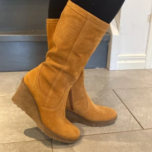 Boots kilklack tamaris  - Snygga kilklack boots från tamaris i brun mocka.