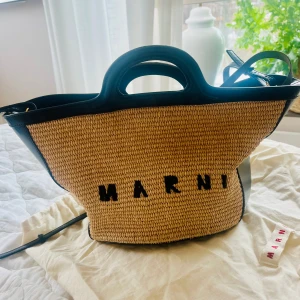 Marni small Tropicalia bag - Säljer en MARNI SMALL TROPICALIA BAG. Nypris Neta Porter 9200kr. Mycket bra  skick. Kvitto finns. 