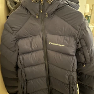 Mörkblå peak performance dunjacka  - Perfekt för kyligare väder, aldrig fryst i denna jacka. Köptes från själva peak performance för 4000 kr kan tänka mig att sälja för 1000 kr.