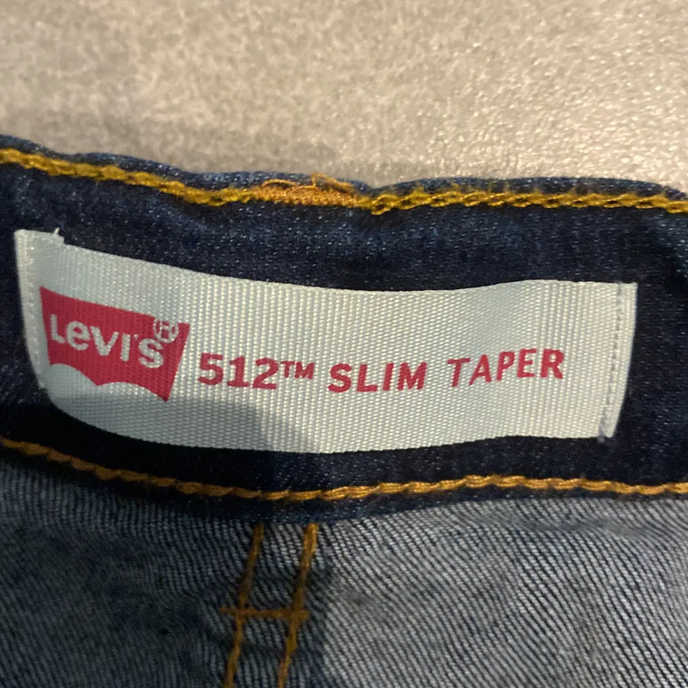 Snygga Levis jeans i mörkblått och skönt material, knappt använda!  Stl 16 a som 29/30. Jeans & Byxor.