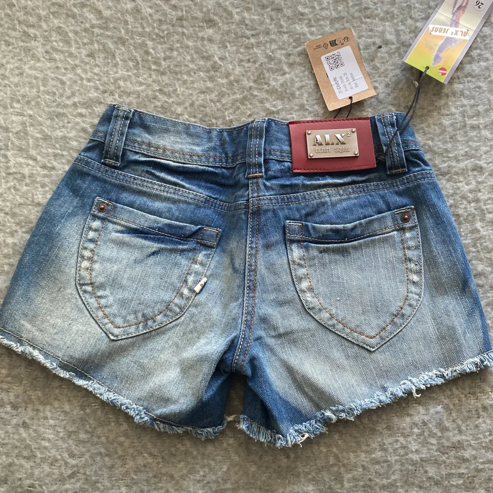 Dessa är ett par Lågmidjade shorts i nyskick som jag fick hem från sellpy idag. De är i storlek 26 som motsvarar 66cm i midjemått. De har kvar båda lapparna.. Shorts.