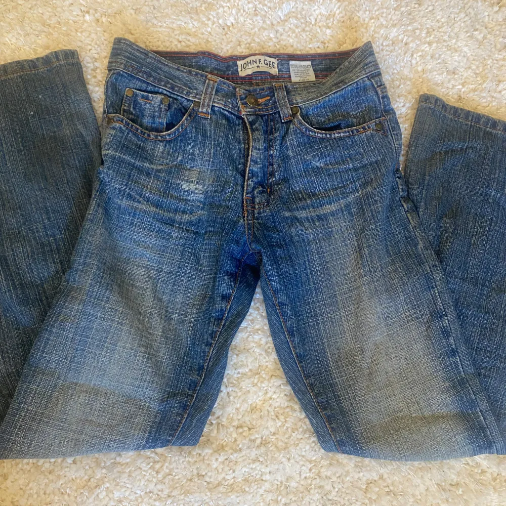 Midwaist flare jeans, sitter som xs. Midja-37 cm, innerbenslängd- 79 cm💗 köpta second hand🥰 . Jeans & Byxor.