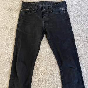 Tja! Säljer ett par mörkgråa replay jeans i storlek 29. Säljer pga att de inte passar mig längre. Säljer för endast 299!