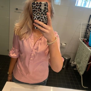 Satin topp  - Skitsnygg satintopp/blus till våren o sommaren 🩷🩷🩷