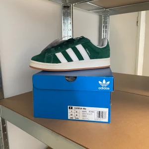 Adidas campus 00 - Säljer ett par helt nya gröna adidas campus 00 i storlek 40. Pris 1600kr
