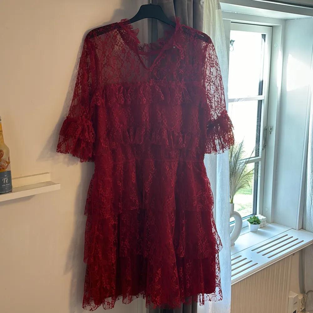 Röd klänning från bubbelroom hör gärna av er vid funderingar eller fler bilder🥰. Klänningar.