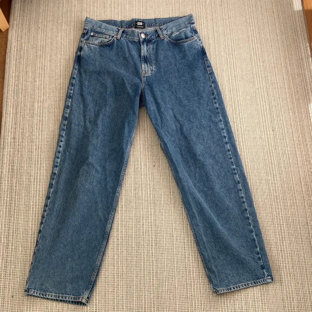 Riktigt snygga jeans från Sweet SKTBS. Väldigt bra skick, praktiskt sätt oanvända. Originalpris 699 kr. Dm för fler frågor 👍. Jeans & Byxor.