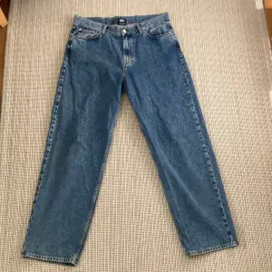 Riktigt snygga jeans från Sweet SKTBS. Väldigt bra skick, praktiskt sätt oanvända. Originalpris 699 kr. Dm för fler frågor 👍