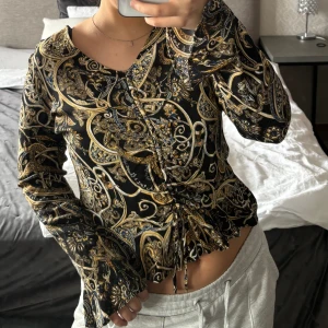 Blus - Säljer den här otroligt fina blusen som är köpt på Hm för ett bra tag sen! Säljer då den inte kommer till användning! ☺️