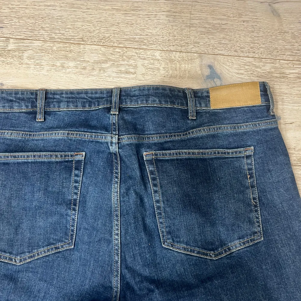 Blåa jeans, uppsydda 2 cm typ. Bra skick! Kan möjligen mötas i Gbg Mvh Liam😁. Jeans & Byxor.