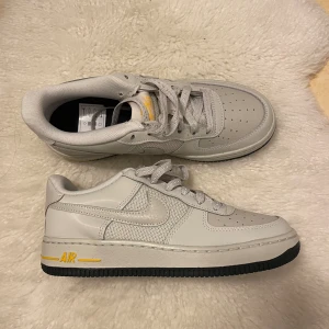 Nike air gråa - Helt nya oanvända Nike sneakers säljes pga fel storlek  