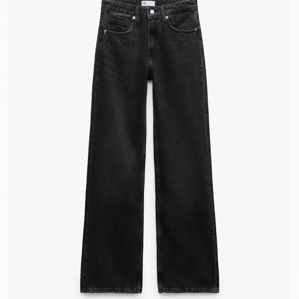Svarta midwaist jeans från zara. Använda en del men i fint skick, kommer inte längre till användning. Köpta för 429kr. Jeans & Byxor.