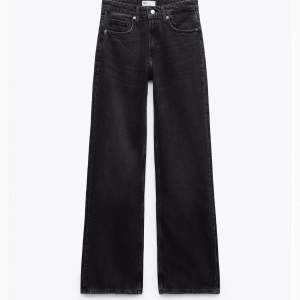 Svarta midwaist jeans från zara. Använda en del men i fint skick, kommer inte längre till användning. Köpta för 429kr