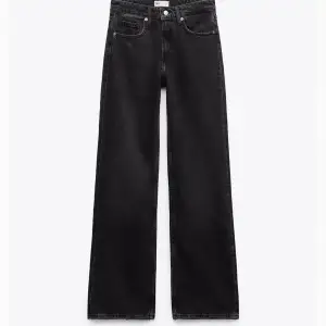 Svarta midwaist jeans från zara. Använda en del men i fint skick, kommer inte längre till användning. Köpta för 429kr