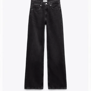 Svarta vida jeans - Svarta midwaist jeans från zara. Använda en del men i fint skick, kommer inte längre till användning. Köpta för 429kr