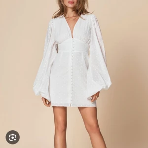 Adoore florence dress - En superfin klänning från adoore som jag bara använde fram till flaket på studenten så den är i princip oanvänd. Inga fläckar eller slitage och är som sagt som ny. Köpte för 1495🌸