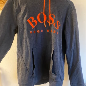 Hoddie Boss Tröja - Large Använd en del men bra skick  En Hoodie
