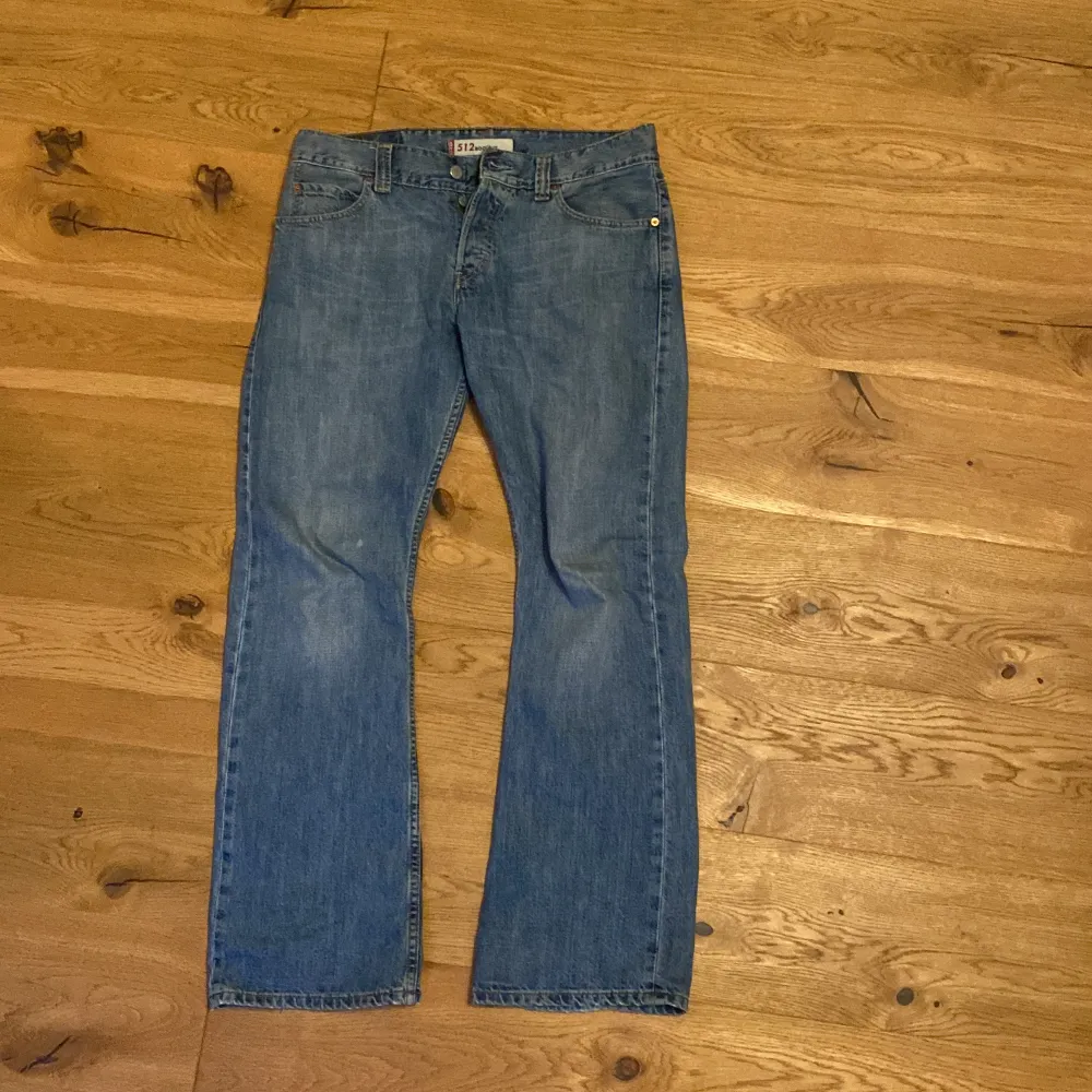 Ett par Levis 512 med bootcut . Jeans & Byxor.